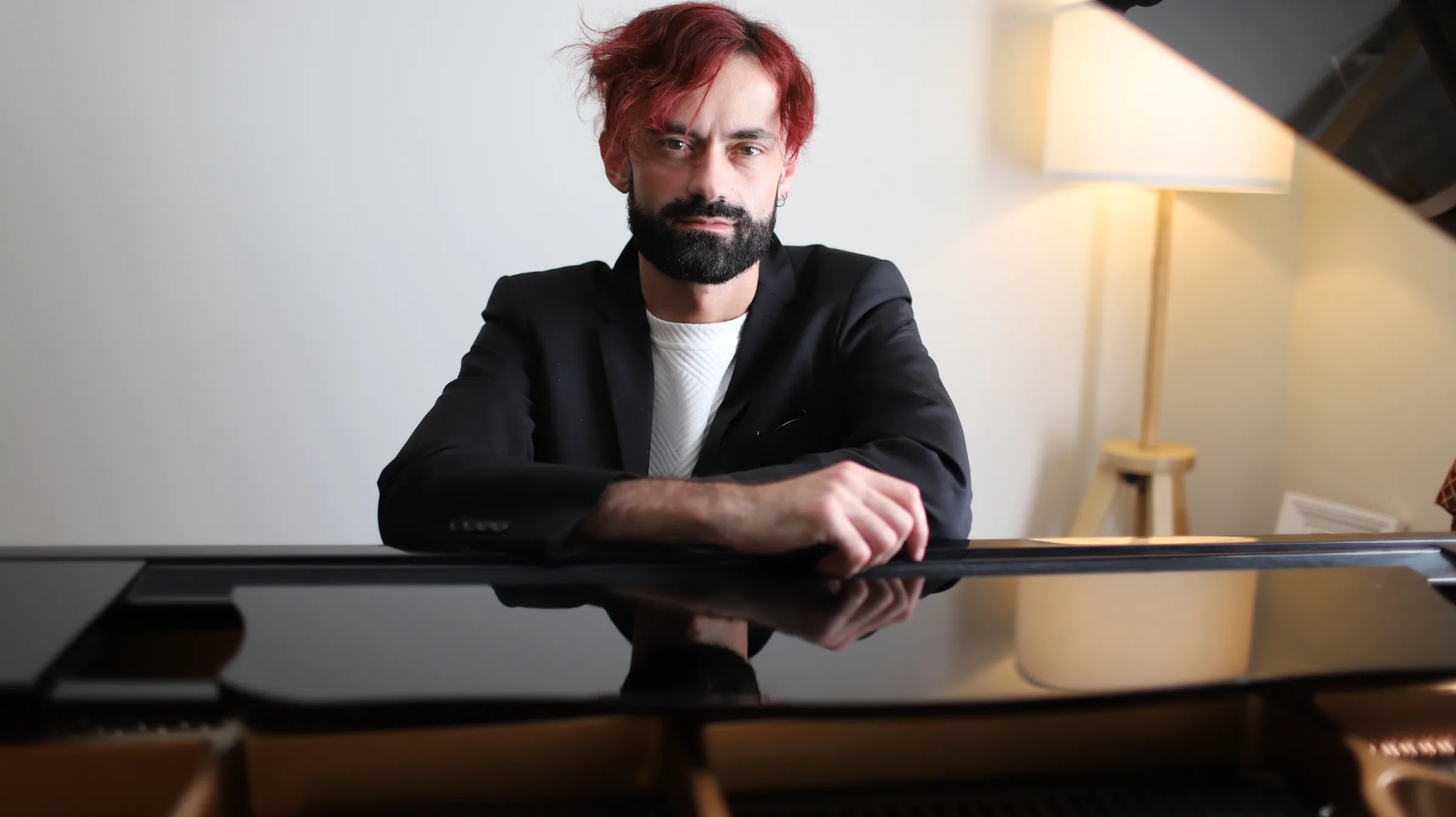 Mircea Chiriac au piano, en lumière naturelle