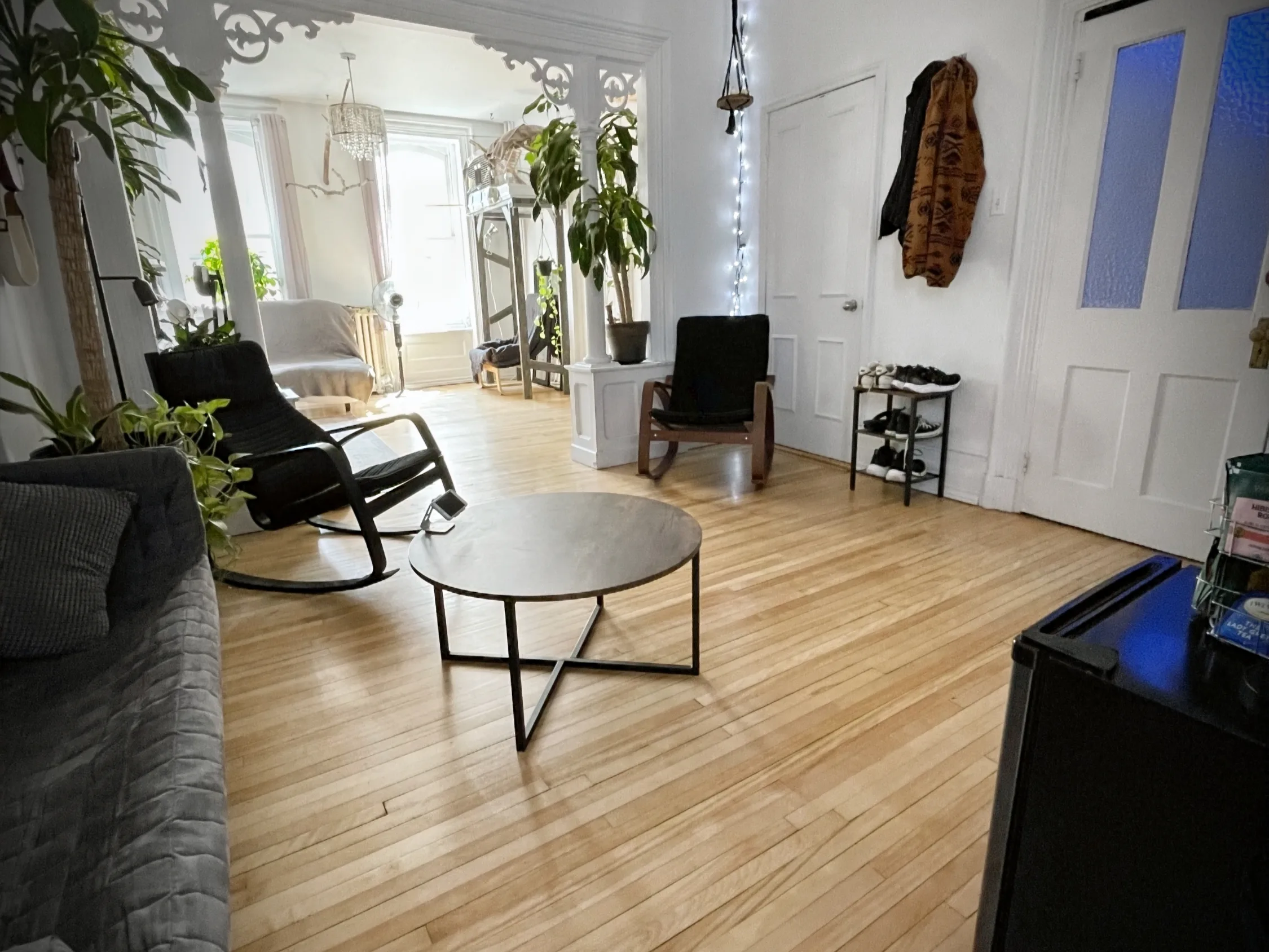 Le studio sous un autre angle : plantes et lumière du jour près du piano.