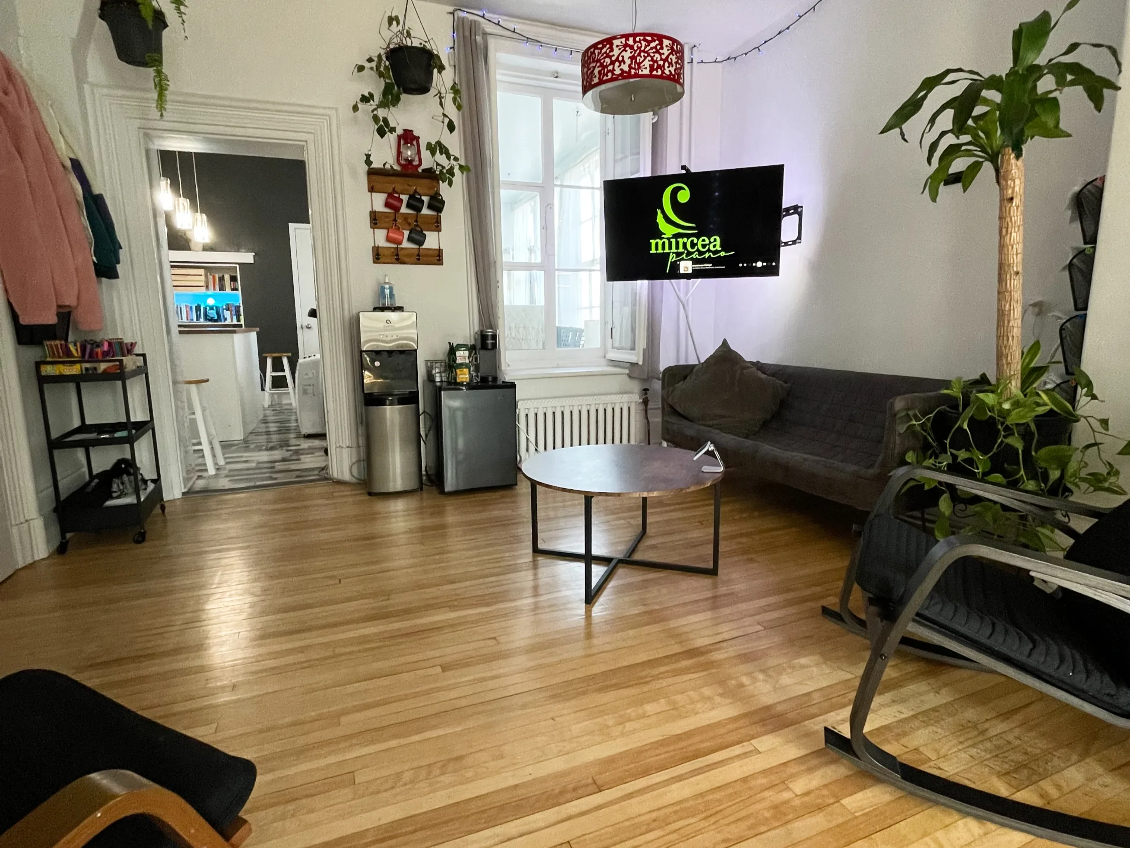 Coin de travail du studio, avec le piano et le matériel utilisé en leçon.