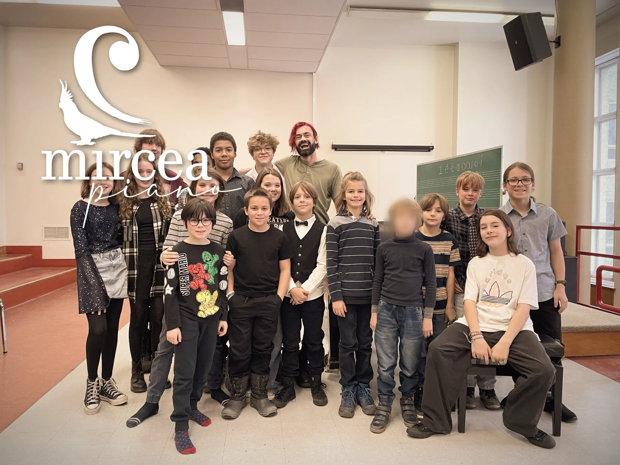 Un groupe d'élèves pose avec Mircea après une classe hebdomadaire.