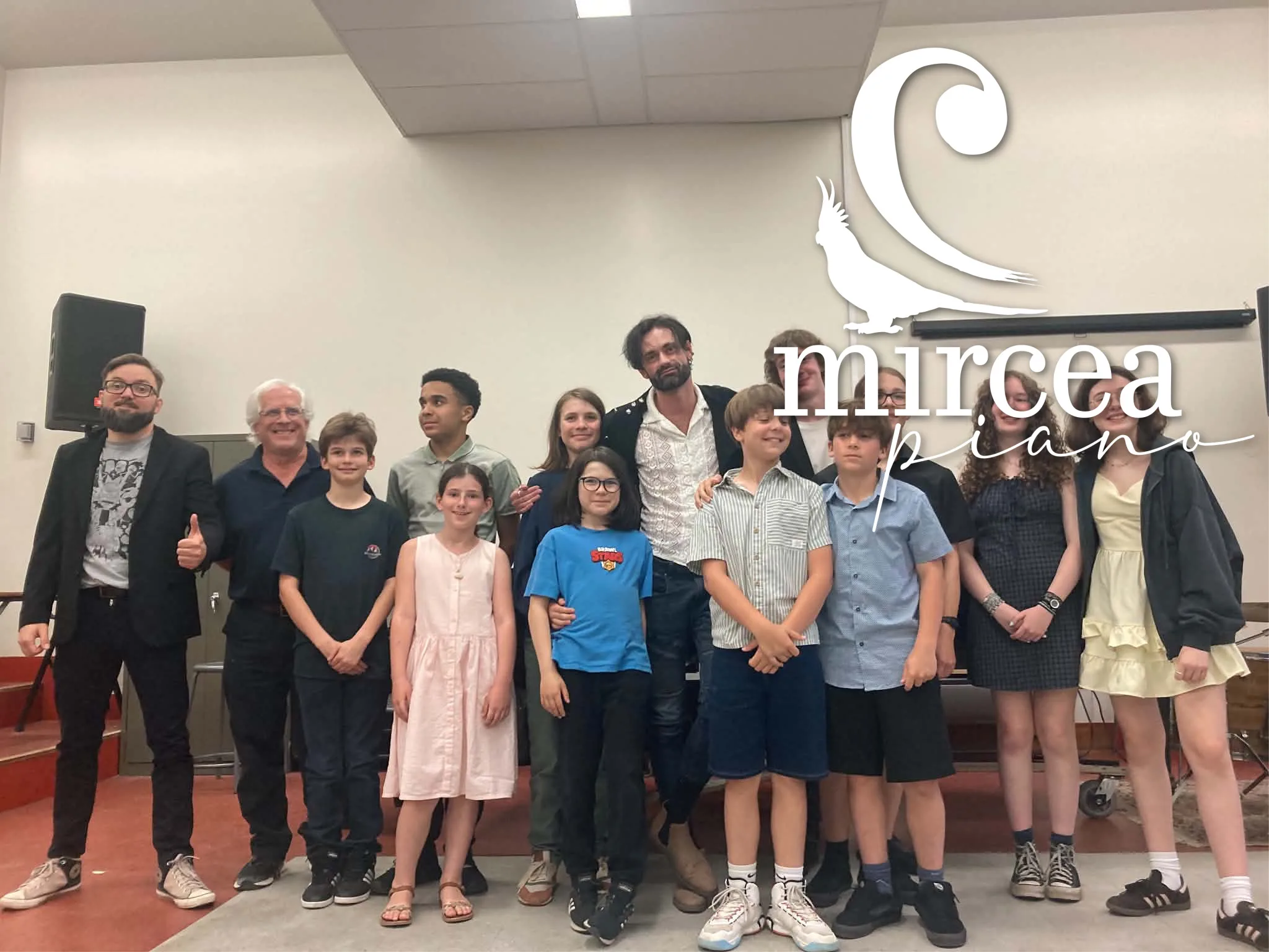 Le groupe au complet pose avec Mircea après le concert de juin.