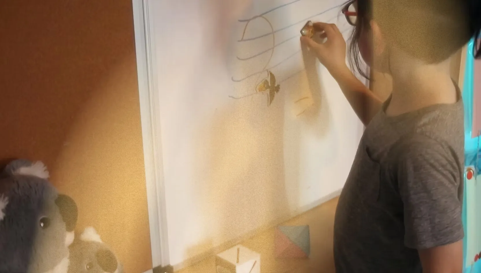 Un élève écrit une mélodie au tableau pendant une classe de groupe.