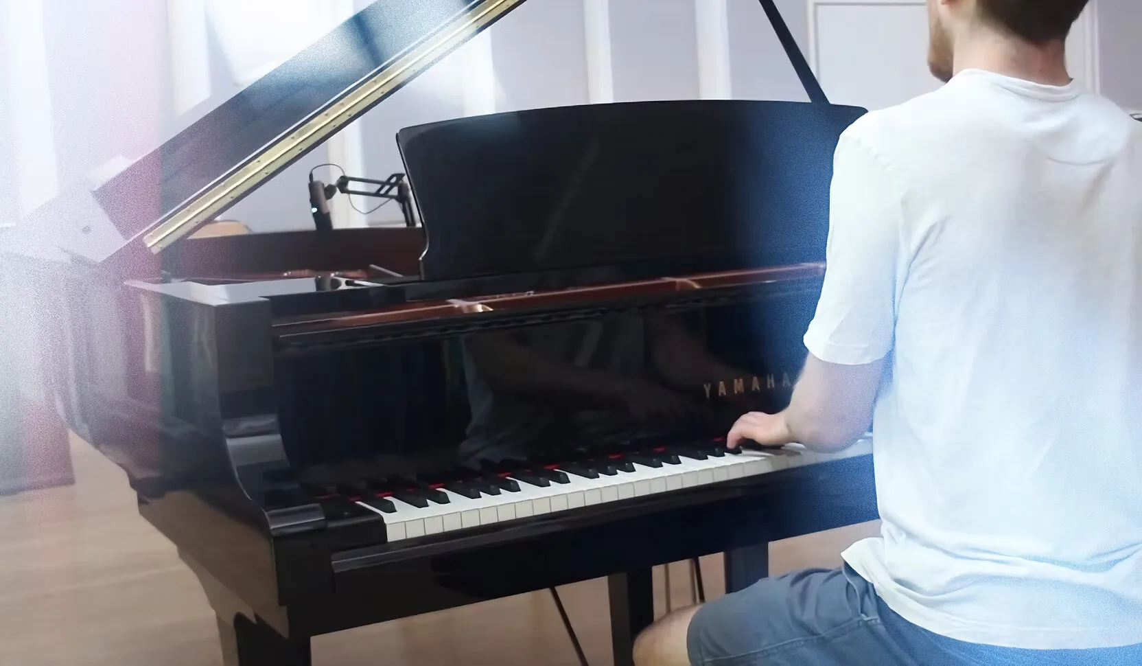 Mircea de dos, au piano à queue Yamaha, en pleine interprétation.