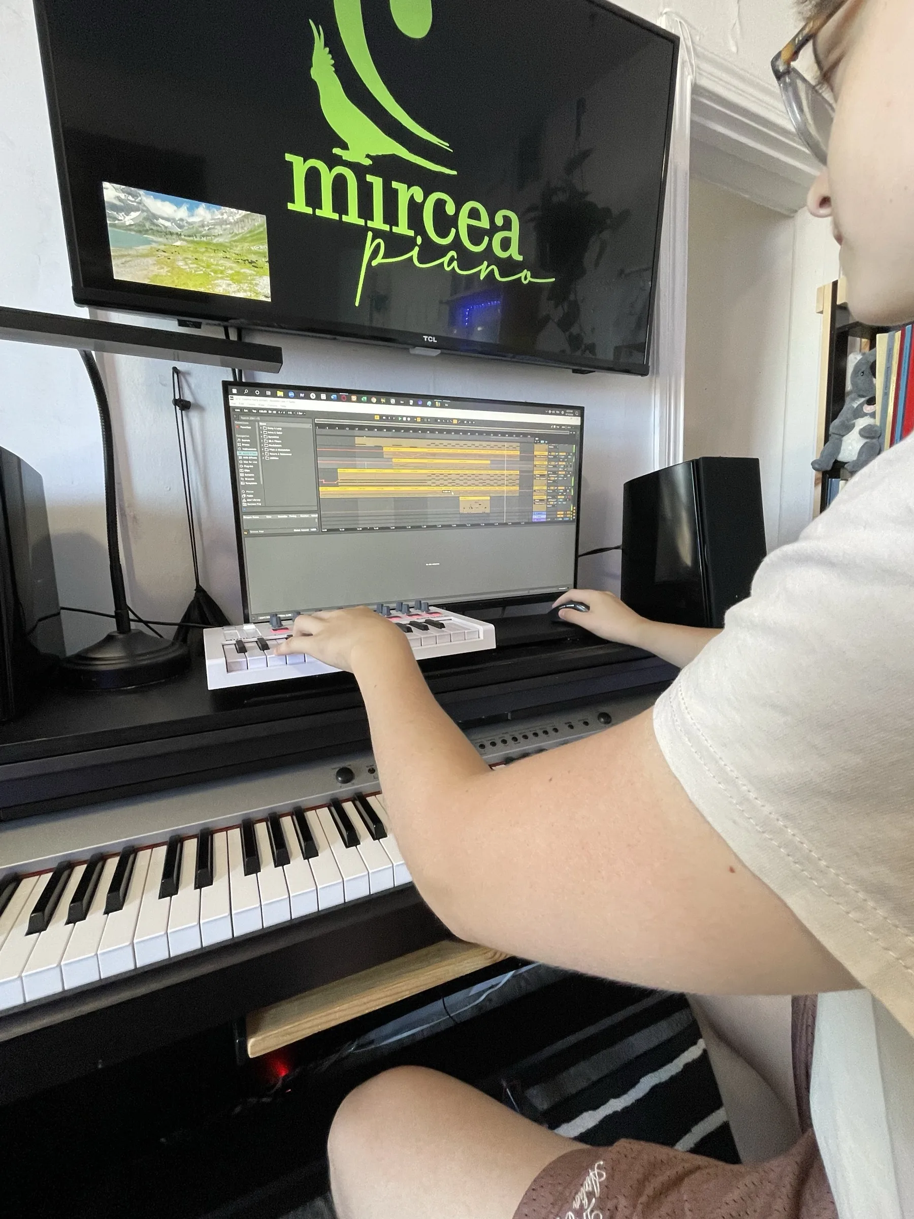 Enregistrement et production musicale sur le clavier du studio, écran de montage à l'appui.